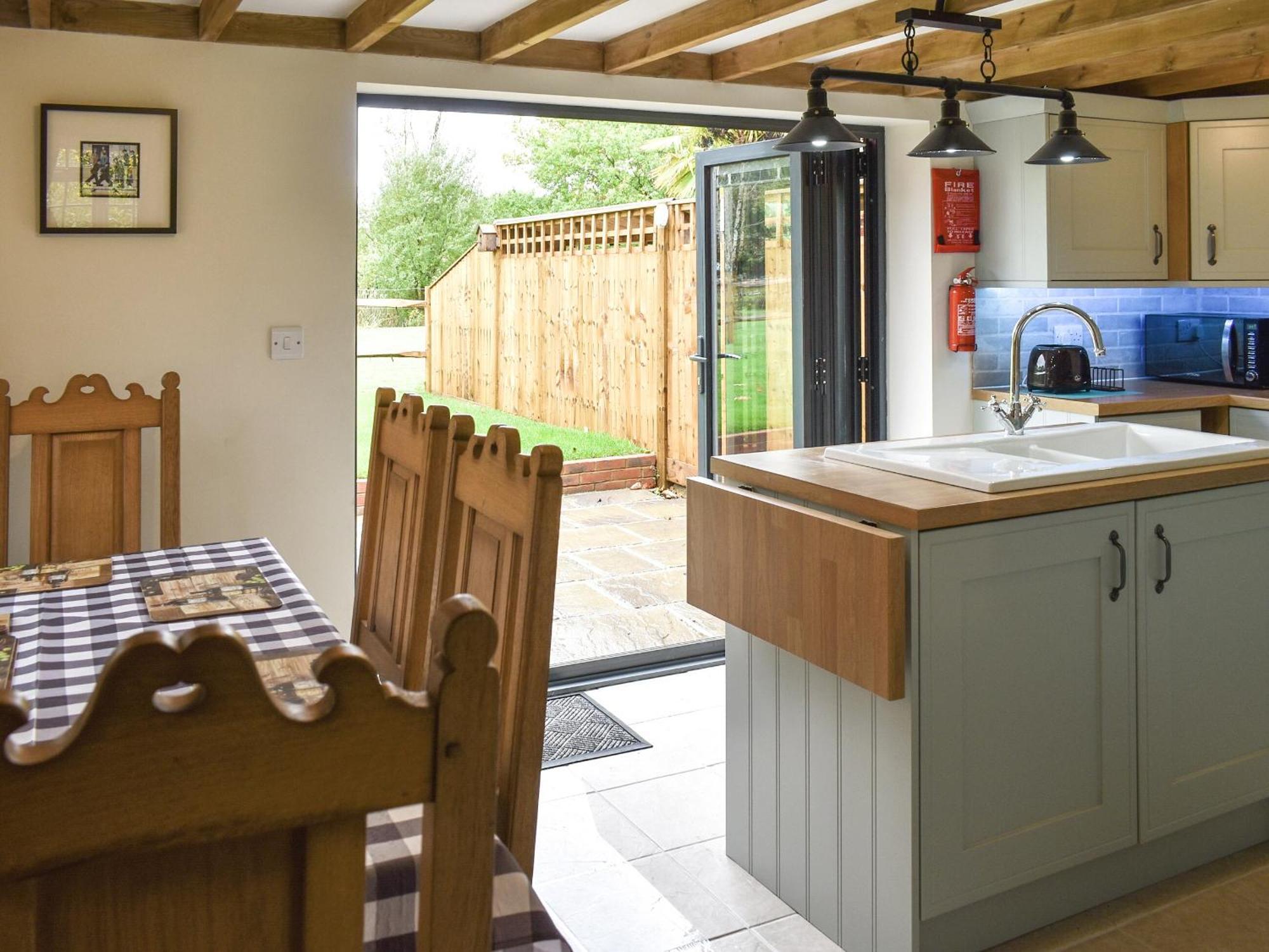 Well Cottage Itchingfield エクステリア 写真
